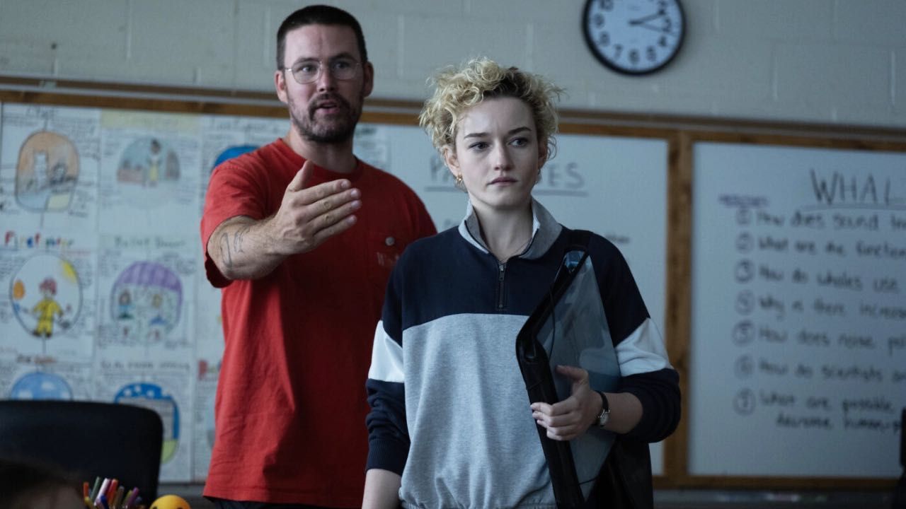 Zach Cregger junto a Julia Garner en el rodaje de 'Weapons'