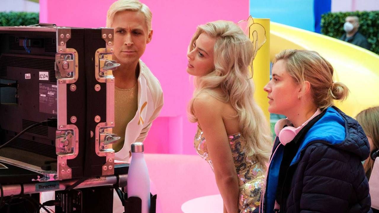 Ryan Gosling y Margot Robbie junto a Greta Gerwig detrás de las cámaras de 'Barbie'