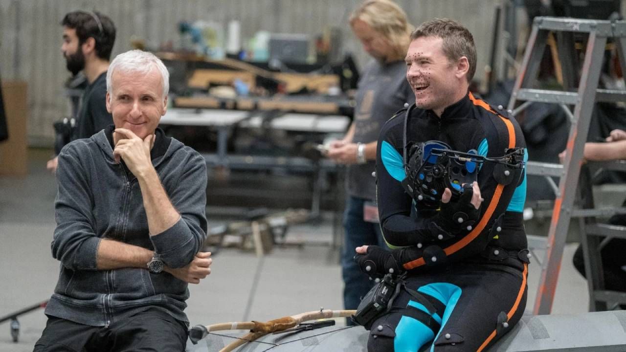 James Cameron junto a Sam Worthington en el rodaje de 'Avatar:' El sentido del agua