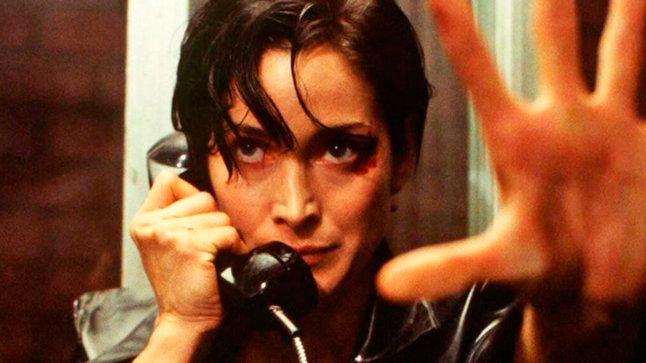 A pesar del éxito de 'Matrix', Carrie-Anne Moss estaba arruinada: “Tengo que hacer de camarera mientras se estrena esta gran película”