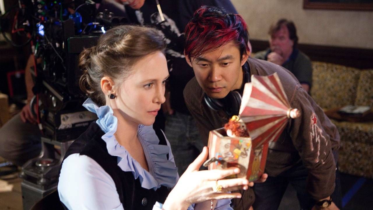 James Wan junto a Vera Famiga, que da vida a Loraine Warren, en el rodaje de 'Expediente Warren'