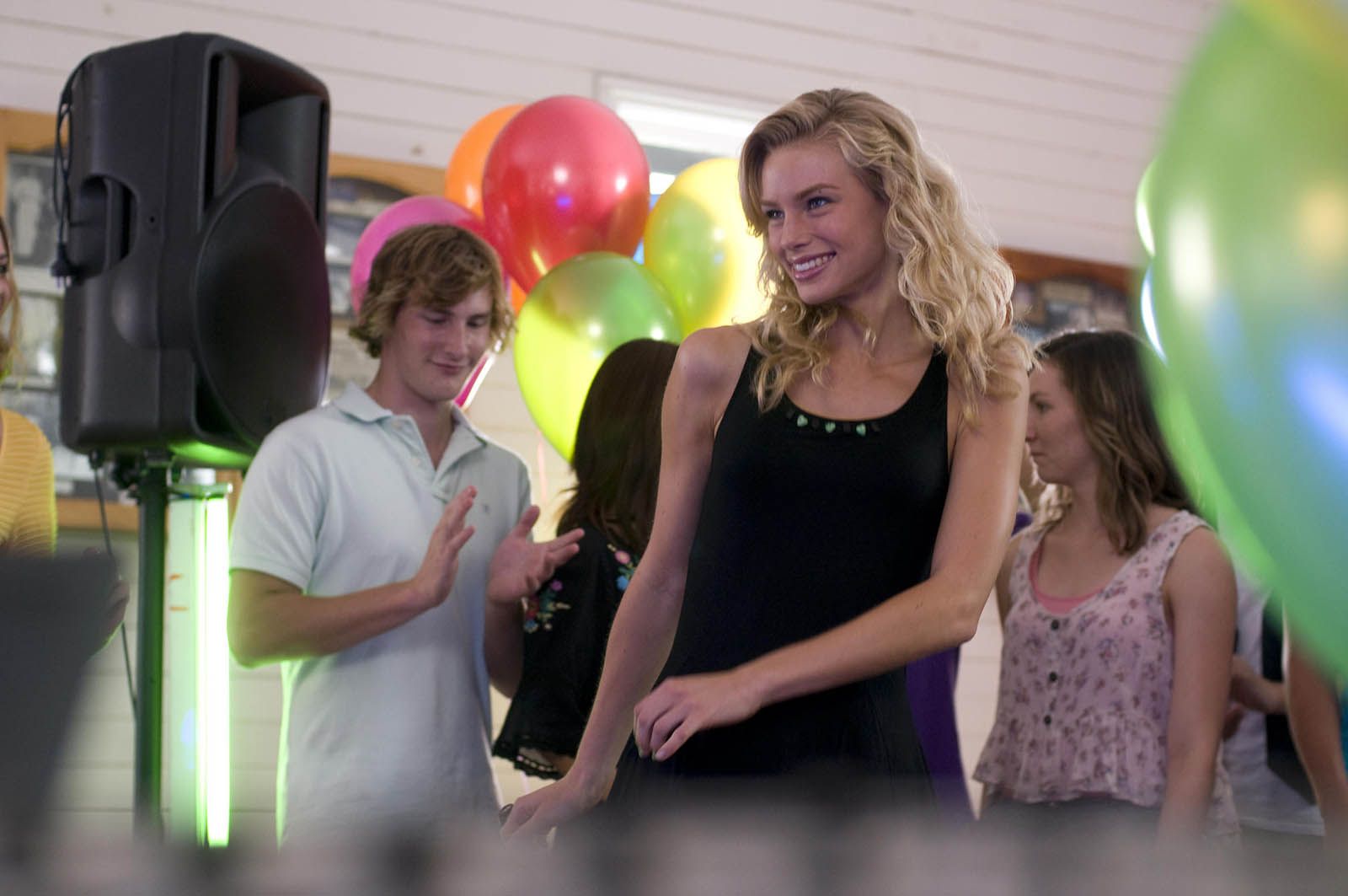 Films Et Séries Tv Avec Lucy Fry Lightning Point: Foto Lucy Fry - 30 sobre un total de 40 - SensaCine.com