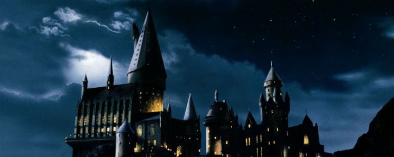 Afirmar Lógicamente Disgusto El castillo y sus terrenos: 'Harry Potter': Conoce los secretos de Hogwarts  con esta 'Guía incompleta y poco fiable' - SensaCine.com