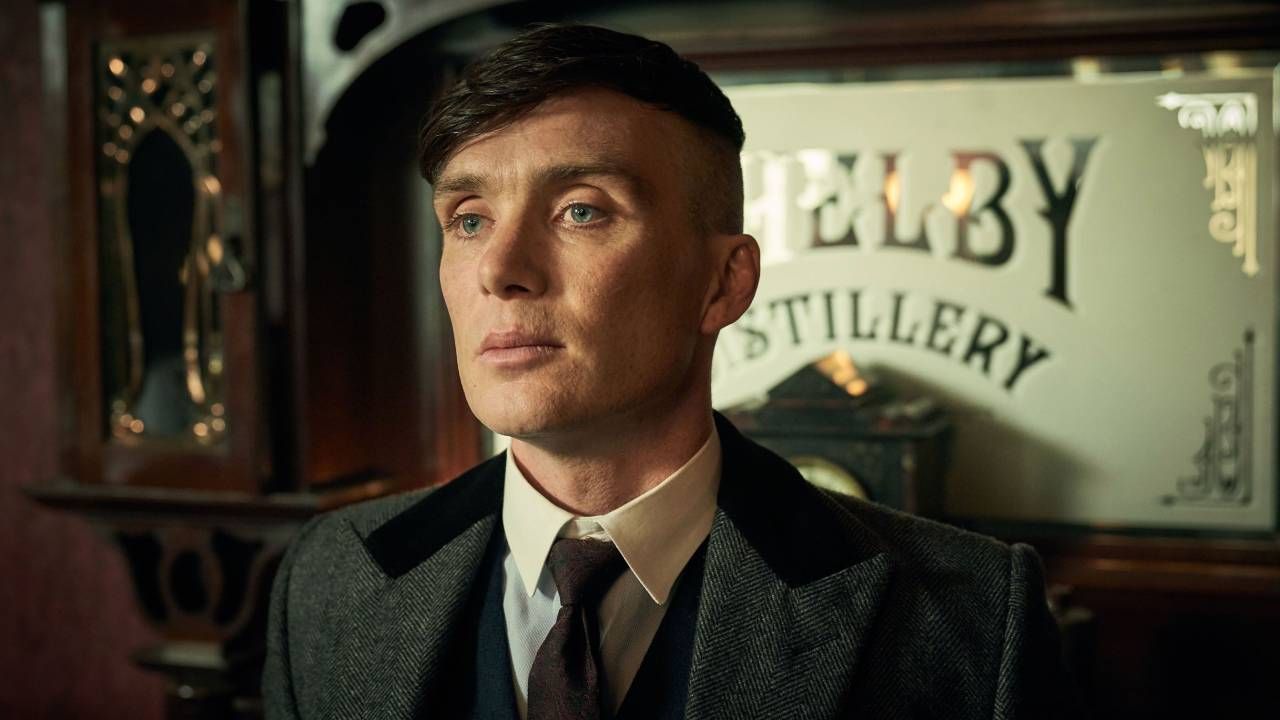 Tommy Shelby el lider de Peaky Blinders en profundidad cuantos anos tiene que fuma antes de dormir y otras curiosidades del personaje de Cillian Murphy Noticias de series SensaCine