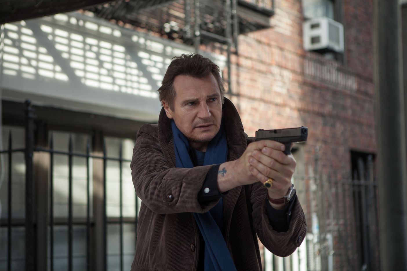 Foto de Liam Neeson Caminando entre las tumbas Foto Liam Neeson