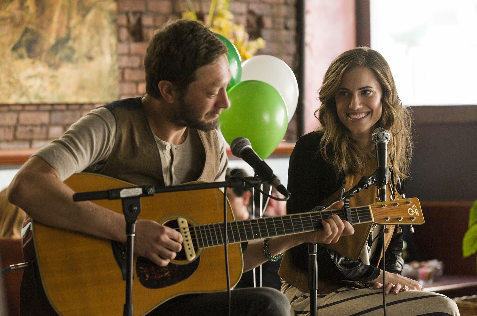 Films Et Séries Tv Avec Ebon Moss-bachrach Girls: Foto Allison Williams, Ebon Moss-Bachrach - 60 sobre un total de