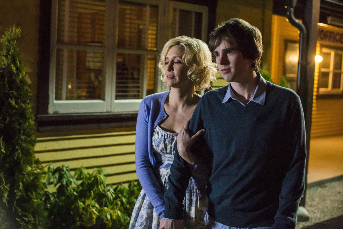 Foto De Vera Farmiga Bates Motel Foto Vera Farmiga Freddie Highmore Foto 98 De 285 