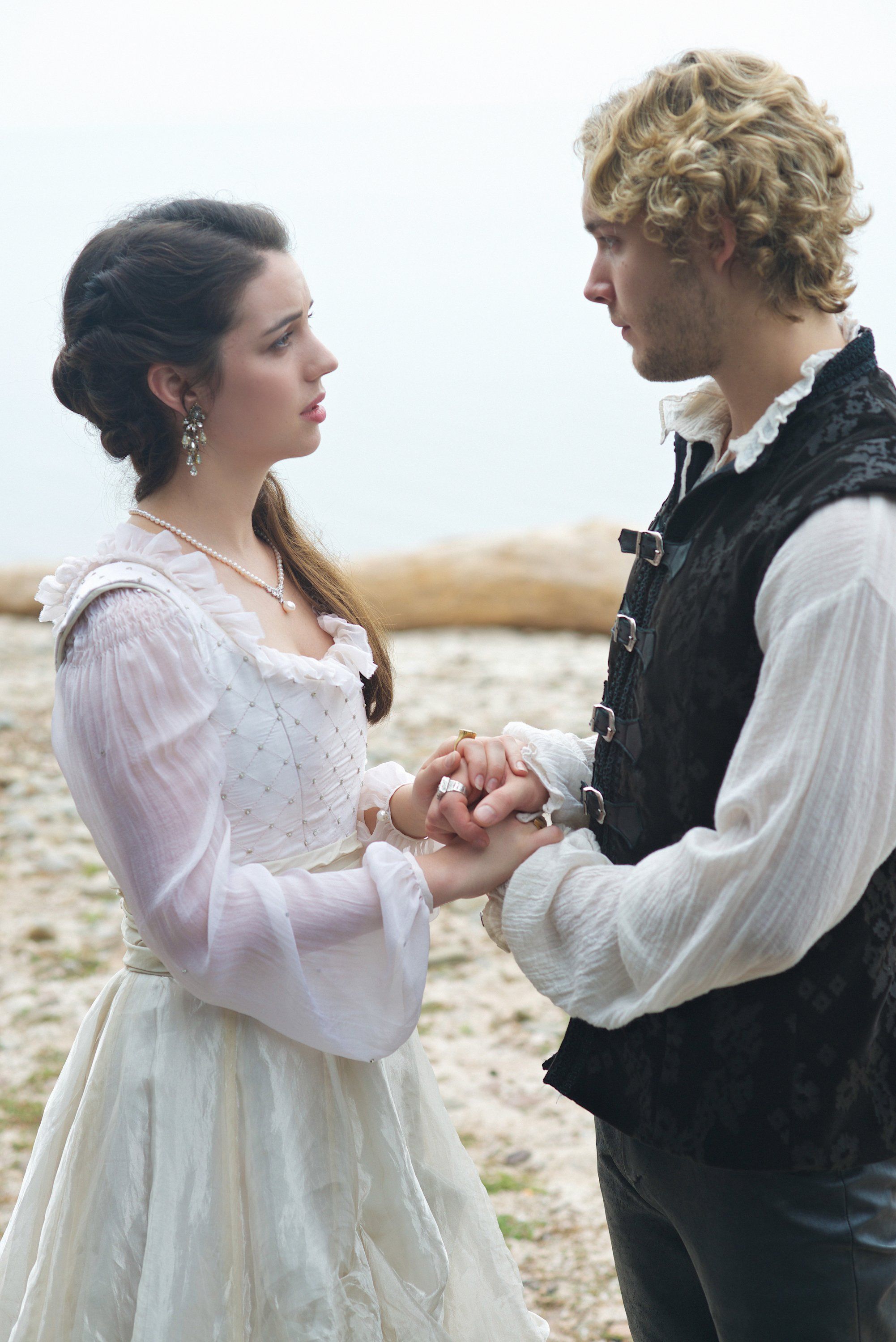 Foto De Adelaide Kane Reign Foto Adelaide Kane Toby Regbo Foto 