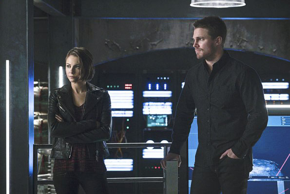 Arrow Foto Stephen Amell Willa Holland 458 Sobre Un Total De 1093 7195