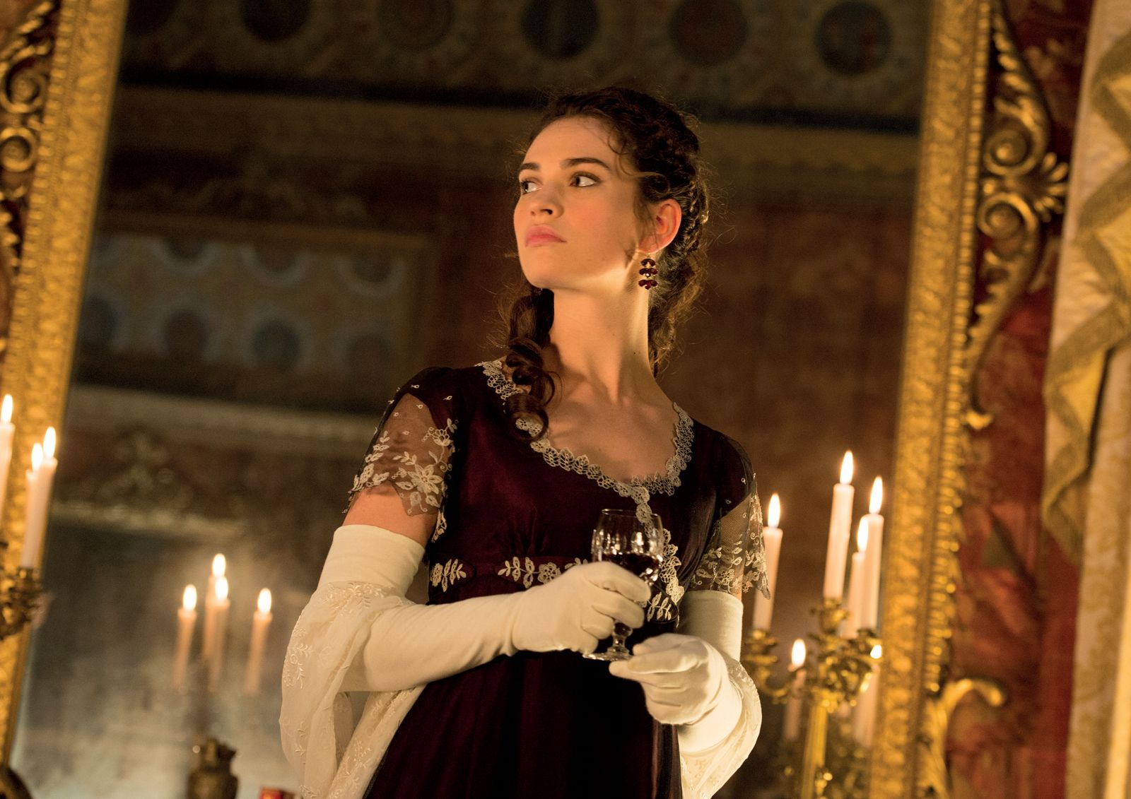 Foto de Lily James Orgullo + prejuicio + zombis Foto Lily James