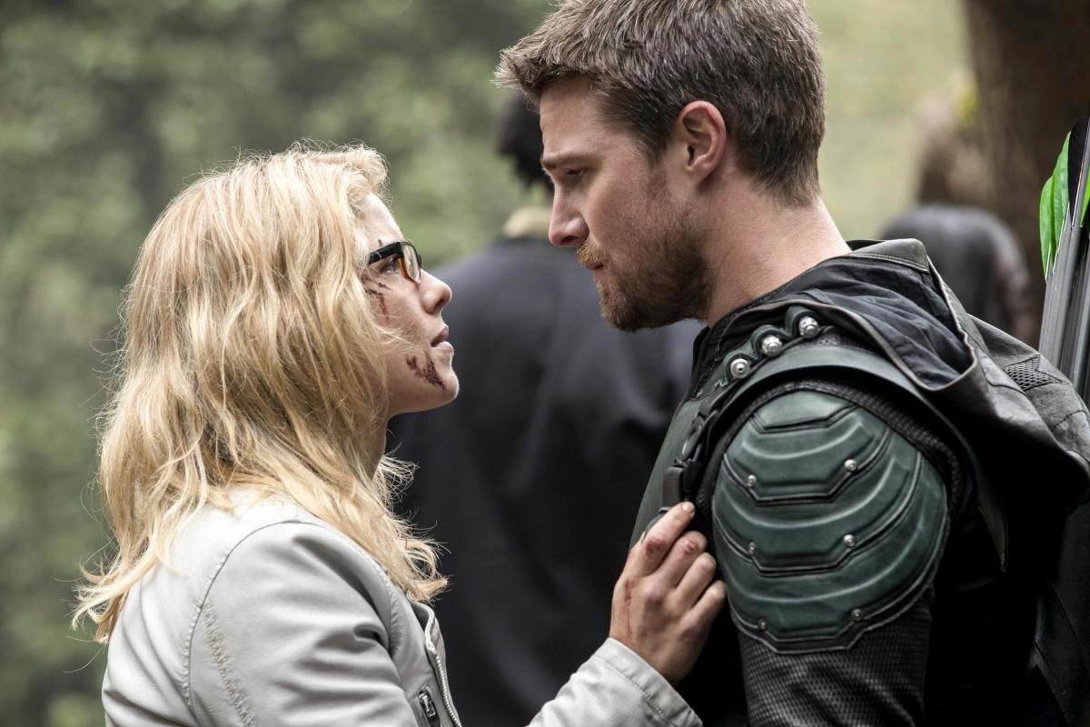 Arrow Foto Emily Bett Rickards Stephen Amell 249 Sobre Un Total De 1093 2092