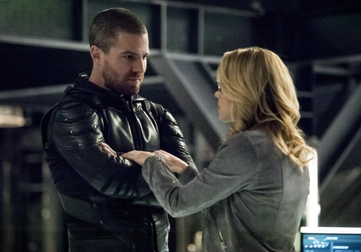 Arrow Foto Emily Bett Rickards Stephen Amell 63 Sobre Un Total De 1093 7266