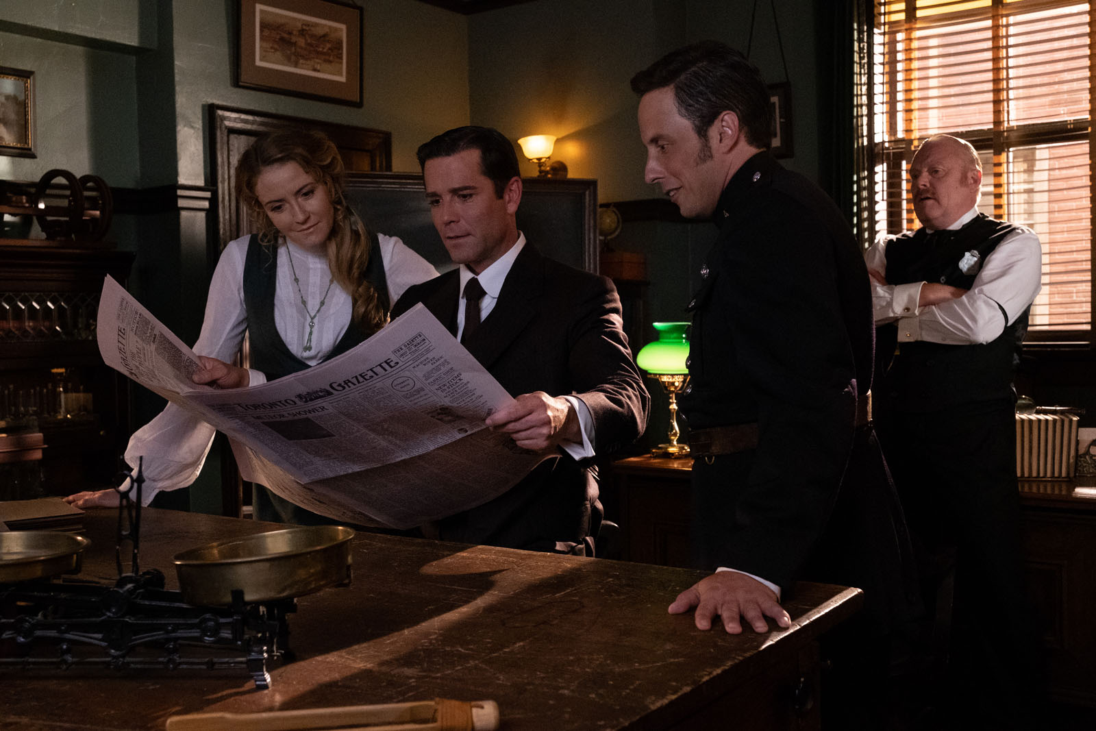 Los Misterios De Murdoch: Foto Helene Joy, Jonny Harris, Thomas Craig ...