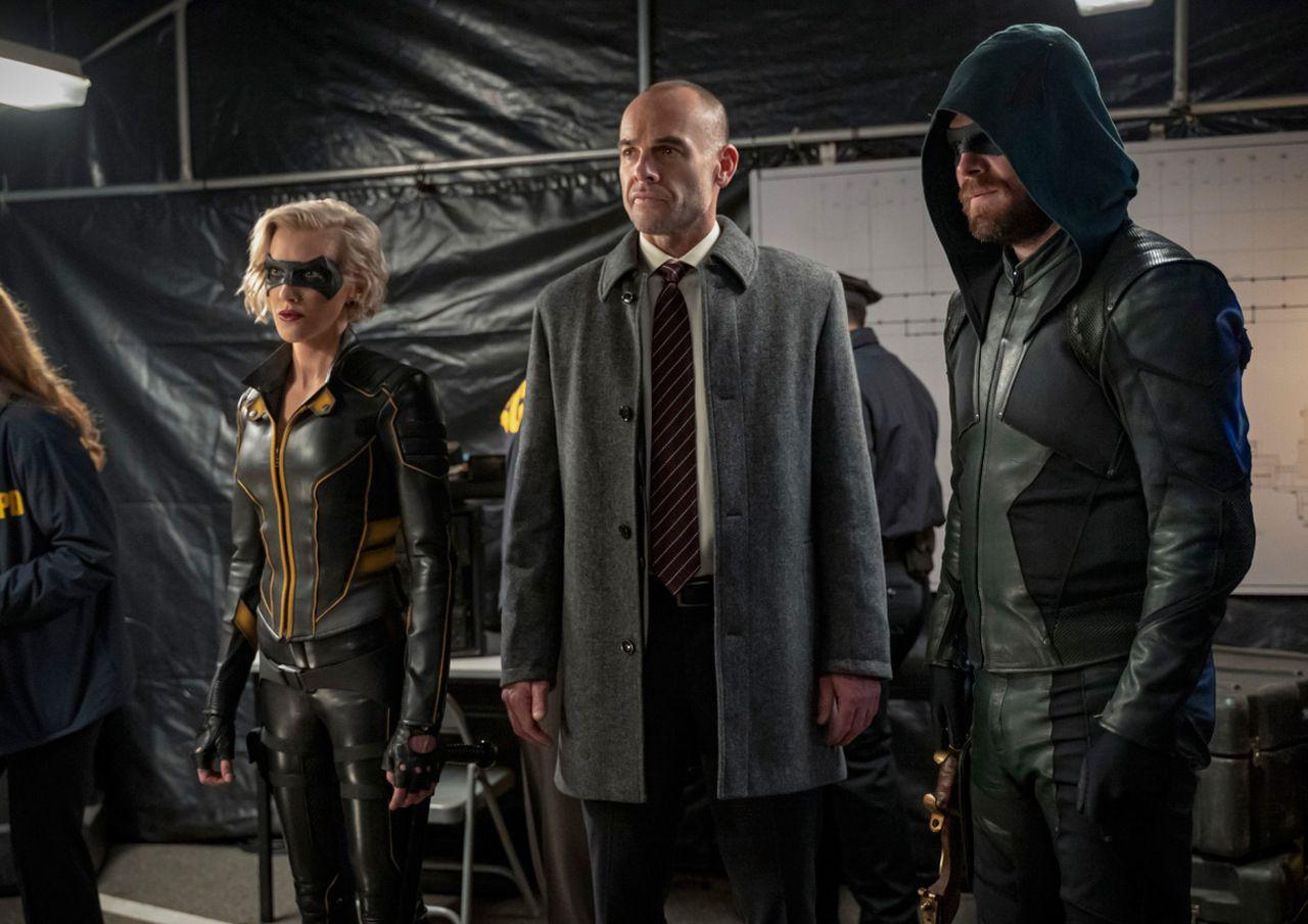 Arrow Foto Katie Cassidy Paul Blackthorne Stephen Amell 25 Sobre Un Total De 1093 7107