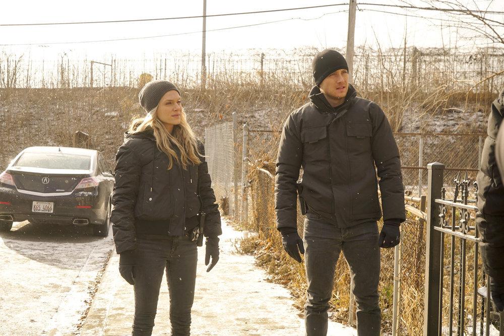 Chicago Pd Foto Jesse Lee Soffer Tracy Spiridakos Sobre Un Total De Sensacine Com