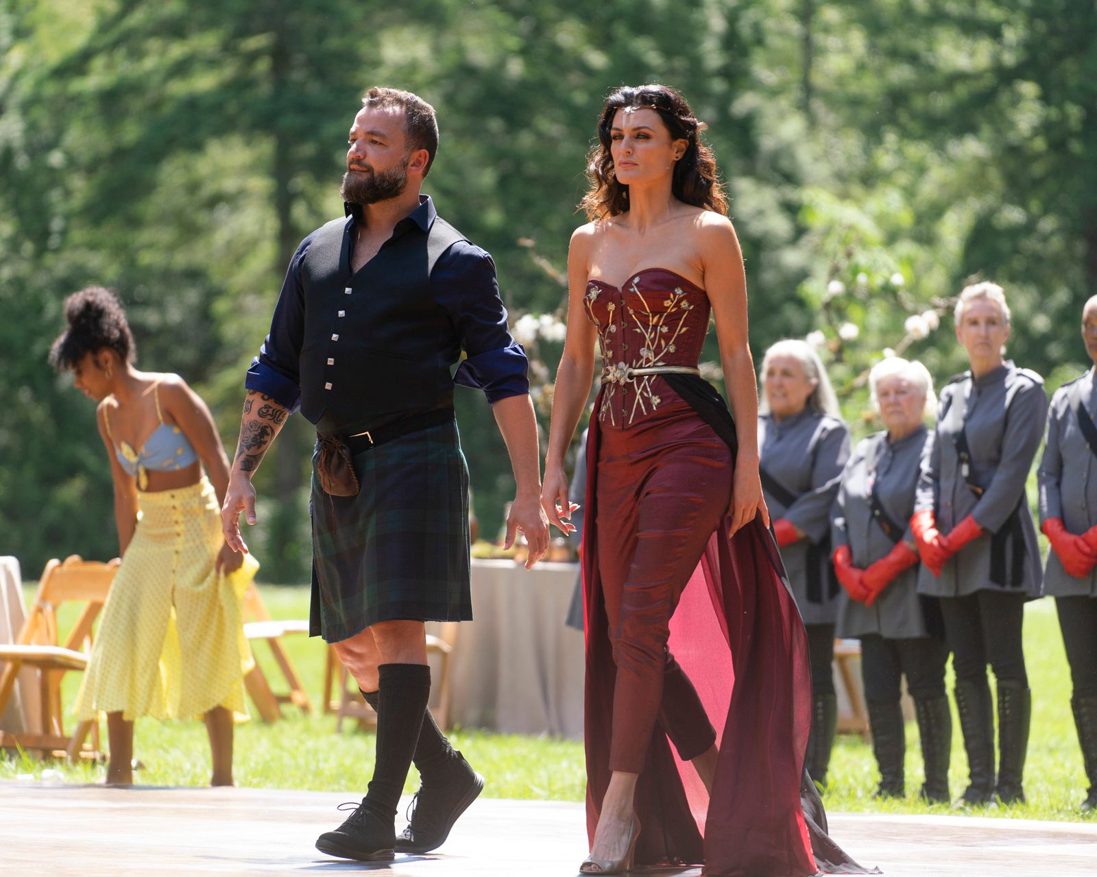 Fort Salem Saison 3 Motherland: Fort Salem: Foto Lyne Renée, Nick Tarabay - 36 sobre un