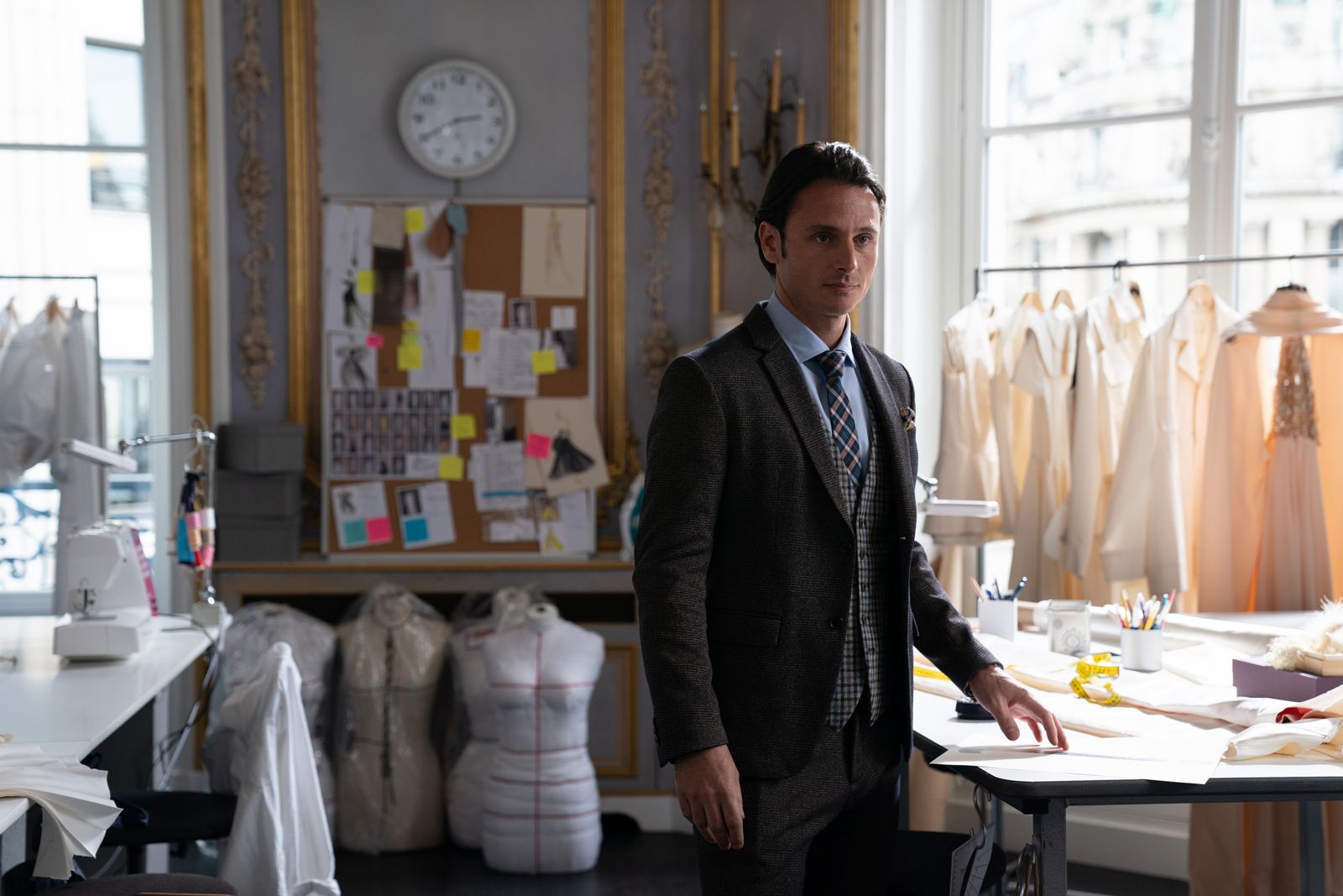 Emily en París : Emily en París : Foto Charles Martins - Foto 49 sobre ...