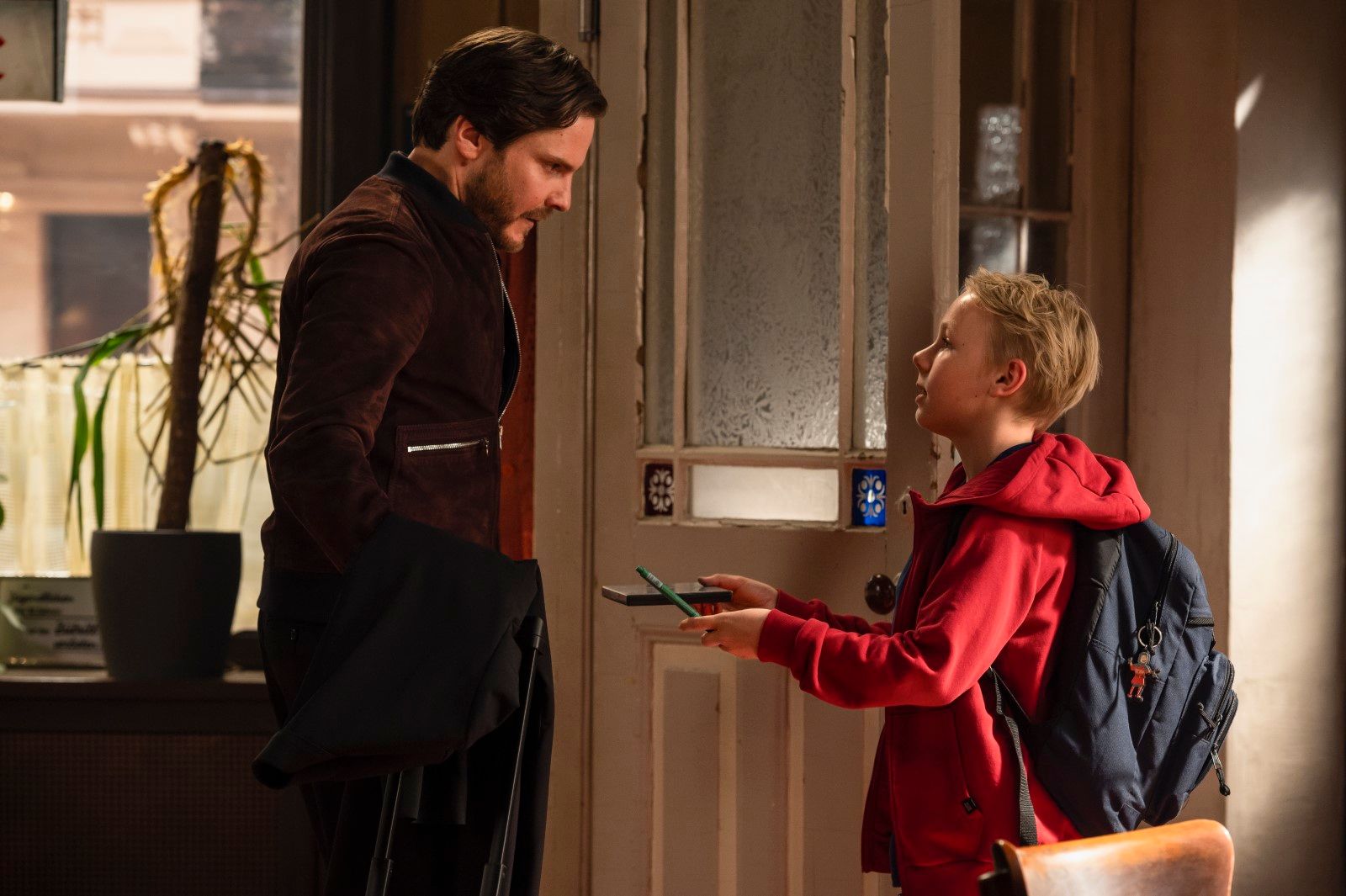 Дэнни который живет по соседству. Nebenan 2021. По соседству 2019. Который жил по соседству. Дэнни который живет по соседству.