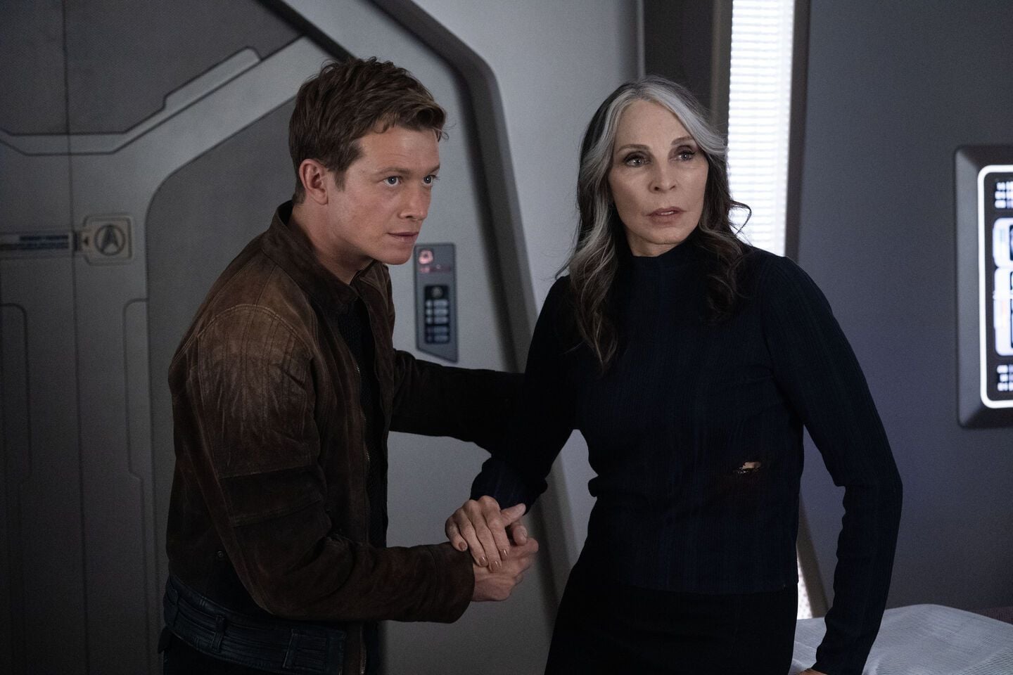 Foto De Gates McFadden Star Trek Picard Foto Ed Speleers Gates foto-de-gates-mcfadden-star-trek-picard-foto-ed-speleers-gates