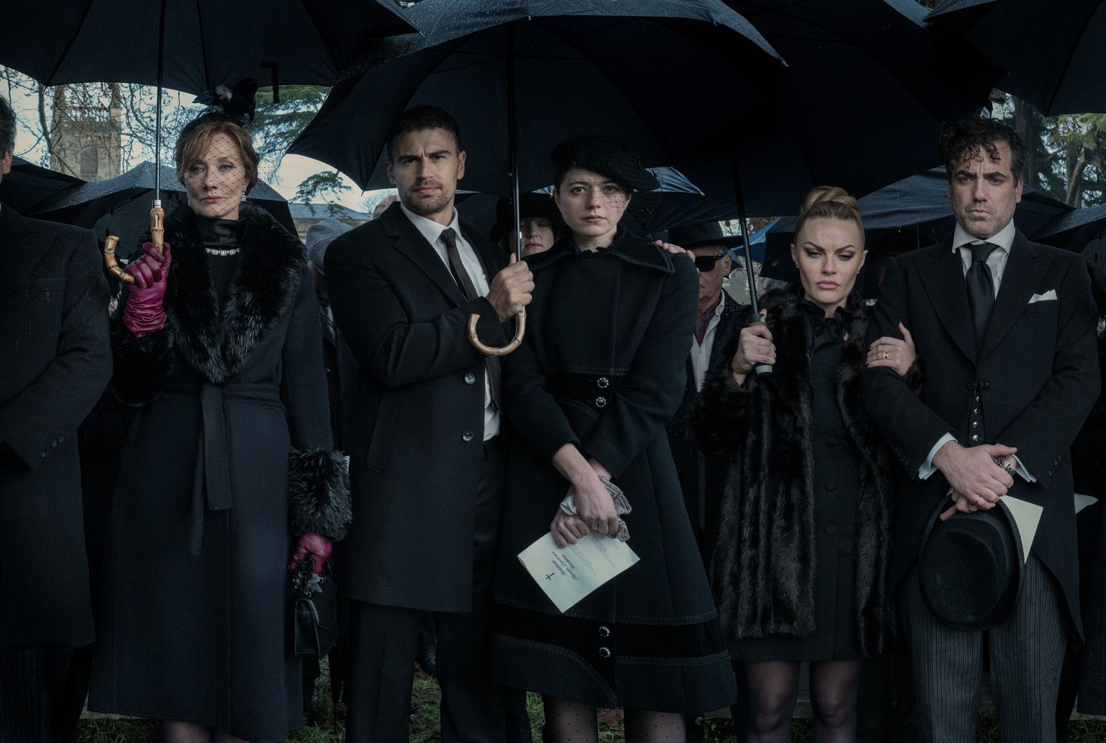 The Gentlemen La Serie Foto Chanel Cresswell Theo James Daniel the-gentlemen-la-serie-foto-chanel-cresswell-theo-james-daniel