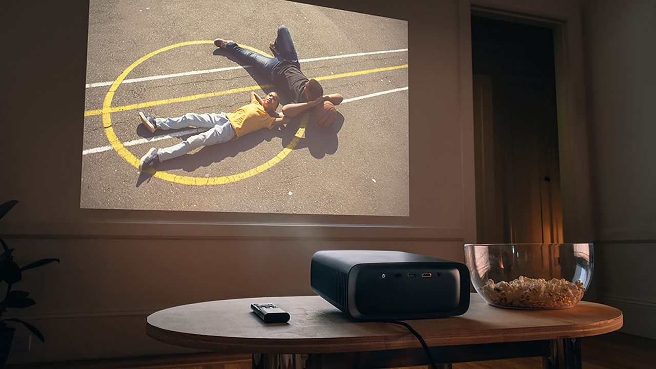 El nuevo proyector de Philips, ideal para hacerse un cine de verano en casa