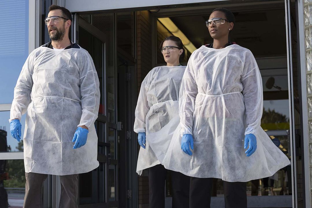 Foto Isa Briones, Noah Wyle, Tracy Ifeachor