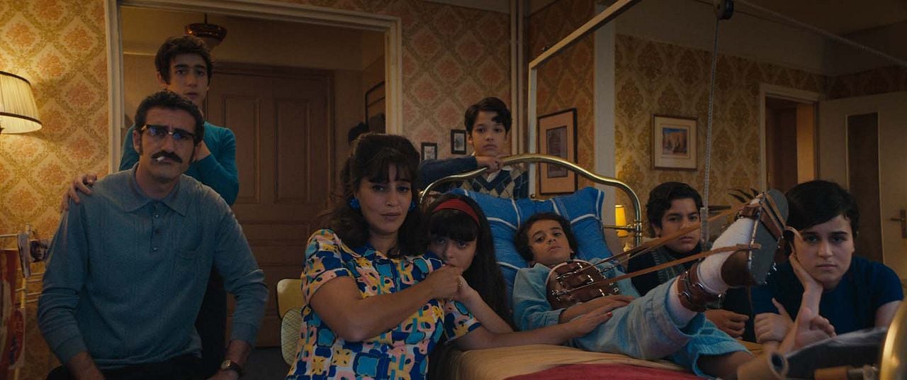 Érase una vez mi madre : Foto Naël Rabia, Naïm Naji, Leïla Bekhti, Gabriel Hyvernaud, Lionel Dray, Nina Bouffier, Milo Machado-Graner, Iliana Belkhadra