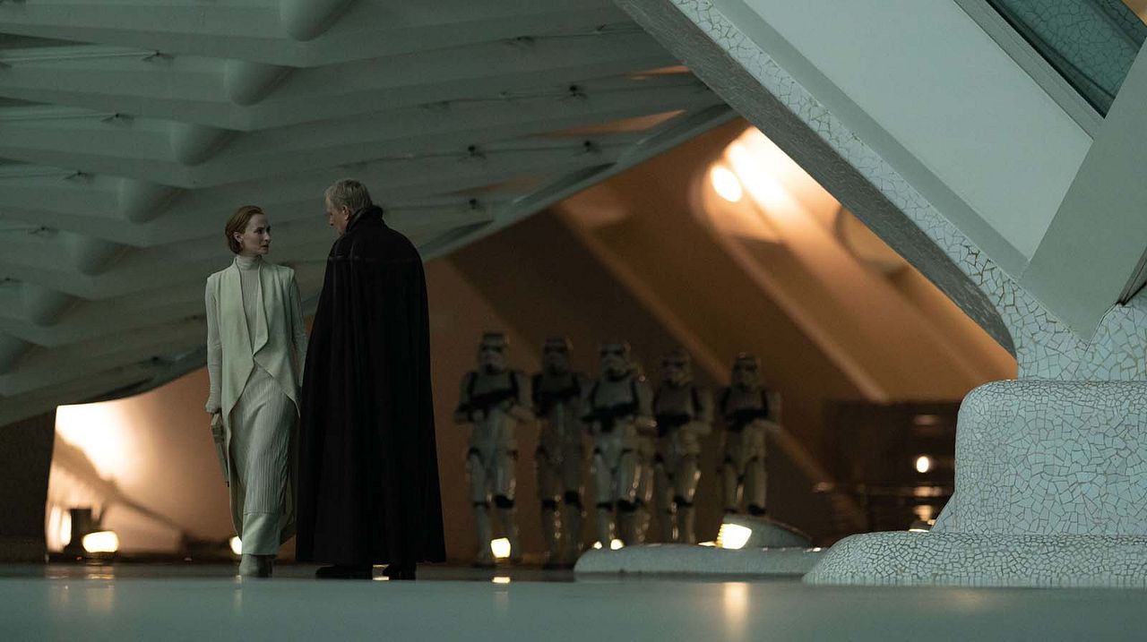 Foto Stellan Skarsgård, Genevieve O'Reilly