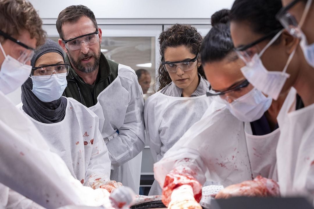 Foto Noah Wyle, Supriya Ganesh, Gerran Howell, Sepideh Moafi, Amielynn Abellera