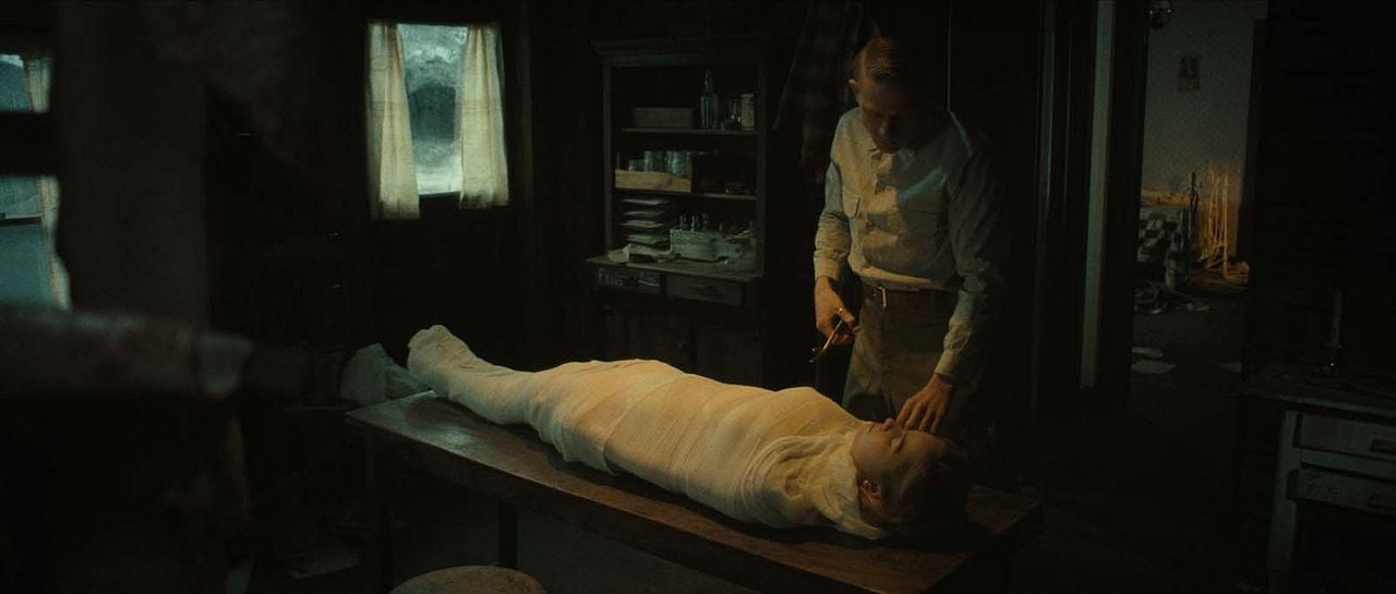 Monstruo: La historia de Ed Gein : Foto Addison Rae, Charlie Hunnam