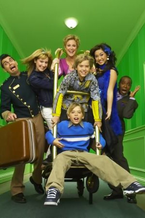 Foto Brenda Song, Cole Sprouse, Dylan Sprouse, Kim Rhodes, Ashley Tisdale, Phill Lewis