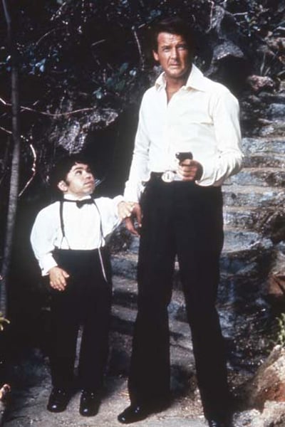 El hombre de la pistola de oro : Foto Hervé Villechaize, Roger Moore