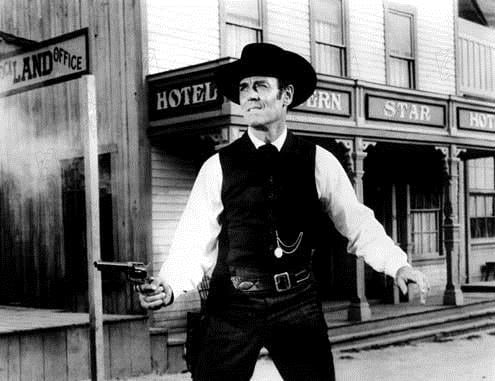 El hombre de las pistolas de oro : Foto Edward Dmytryk, Henry Fonda