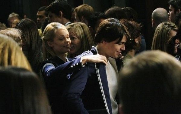 Foto Laura Vandervoort, Logan Huffman