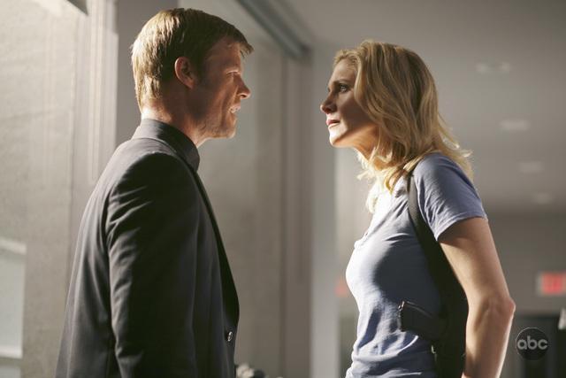 V (2009) : Foto Joel Gretsch, Elizabeth Mitchell