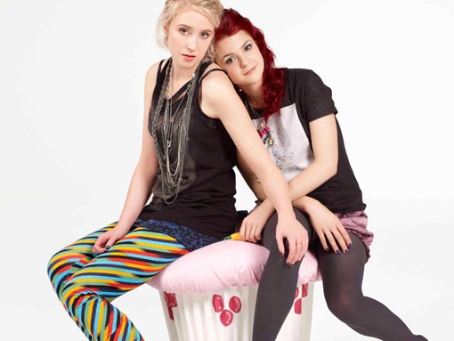 Foto Kathryn Prescott, Lily Loveless