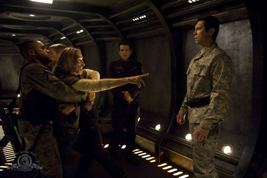 Stargate : Universe : Foto Brian J. Smith (II), Robert Carlyle, Lou Diamond Phillips, Louis Ferreira, Jamil Walker Smith