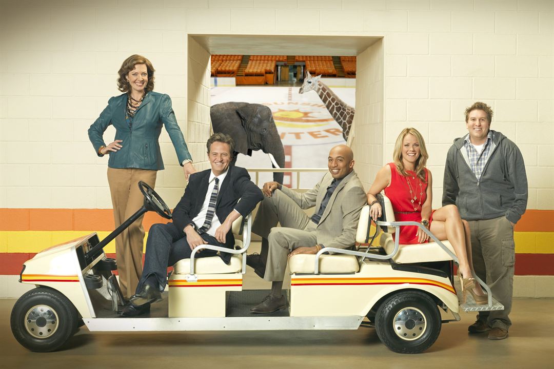 Foto James Lesure, Andrea Anders, Nate Torrence, Matthew Perry, Allison Janney