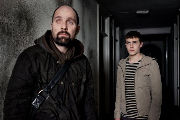 Foto Johnny Harris, Iain De Caestecker