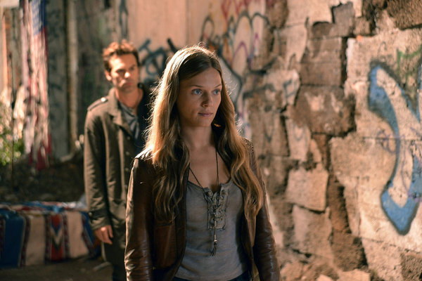 Revolution (2012) : Foto Tracy Spiridakos, Billy Burke