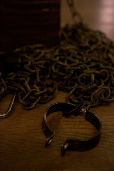 Chained : Foto