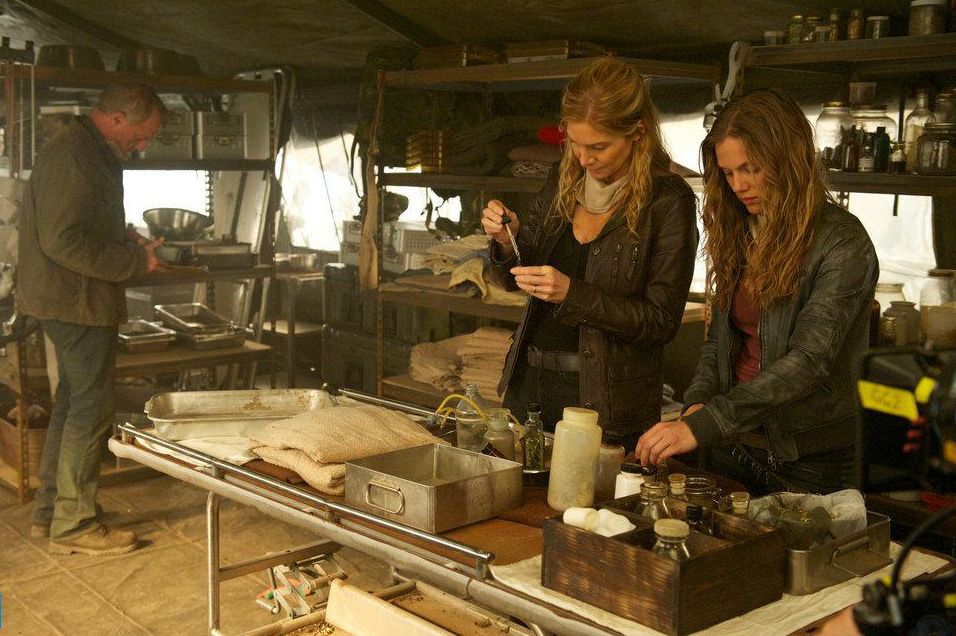 Revolution (2012) : Foto Tracy Spiridakos, Elizabeth Mitchell, Stephen Collins