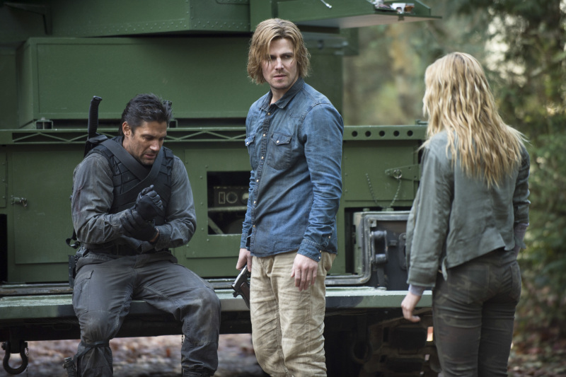 Arrow : Foto Manu Bennett, Stephen Amell, Caity Lotz