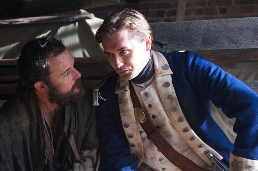 Turn: espías de Washington : Foto Daniel Henshall, Seth Numrich