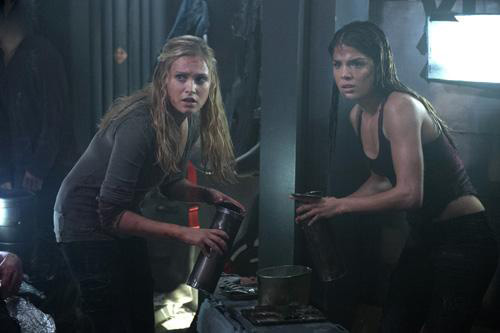 Los 100 : Foto Eliza Taylor, Marie Avgeropoulos