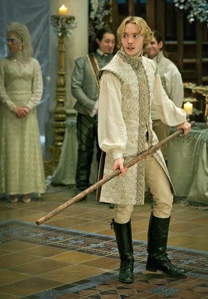 Reign : Foto Toby Regbo