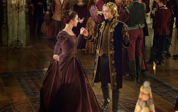 Reign : Foto Toby Regbo