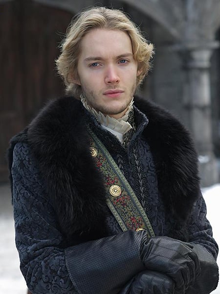 Reign : Foto Toby Regbo