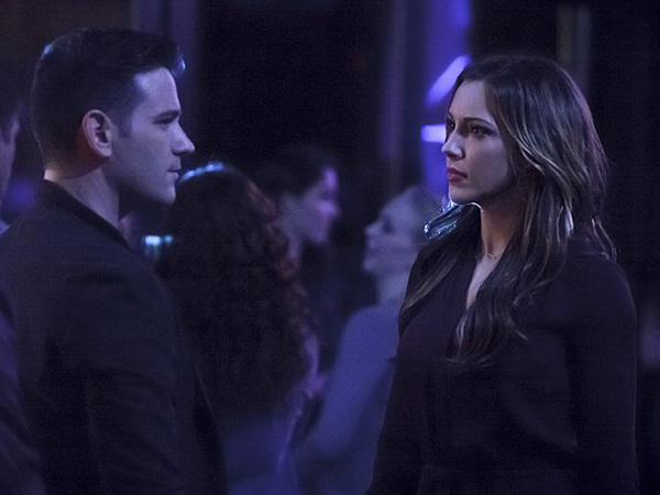 Arrow : Foto Colin Donnell, Katie Cassidy