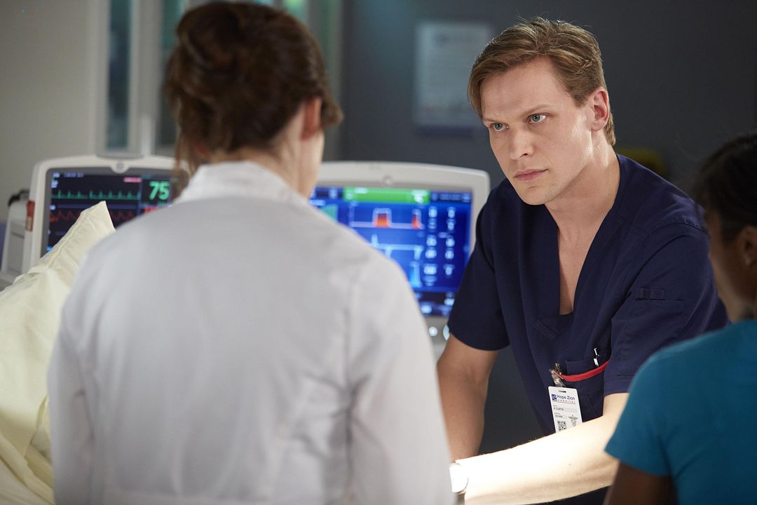 Saving Hope : Foto Max Bennett